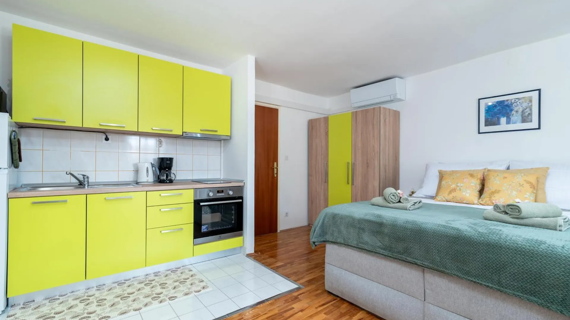 Trogir Square View-Heritage Apartments Croatia